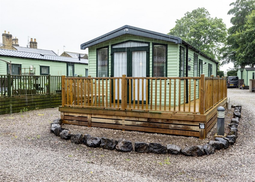 Images for 18 Flying Horseshoe Caravan Park, Clapham Station